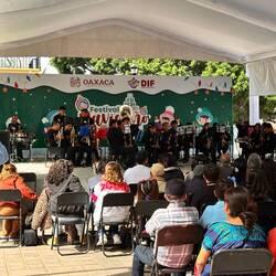 Vorführung der Jugendmusik - der Schlagzeuger allerdings ist Opa