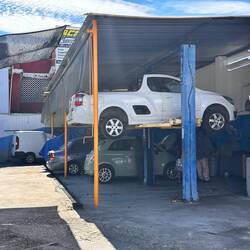 eine Hebebühne - Rarität hier, nicht einmal Gruben haben sie normal