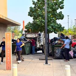 Entsorgungsstelle - Leute bringen, der Lastwagen holt und sortiert meist schon vor