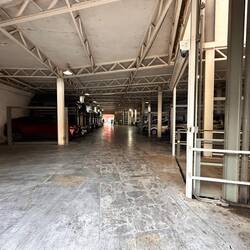 topmoderne Garage - Lift zu den Stockwerken oben, im Stockwerk haben zwei Autos übereinander Platz