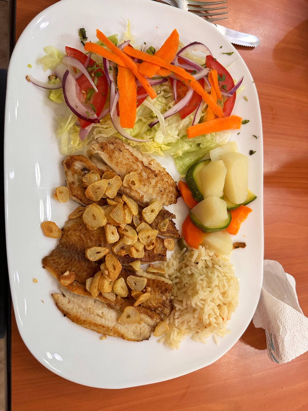 Regentag-Essen in einem mexikanischen Lokal - Fisch mit Knoblauch, Reis, Gemüse, Salat - geht doch!