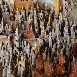 5000 Buddha Figuren stehen in der Höhle verteilt.
