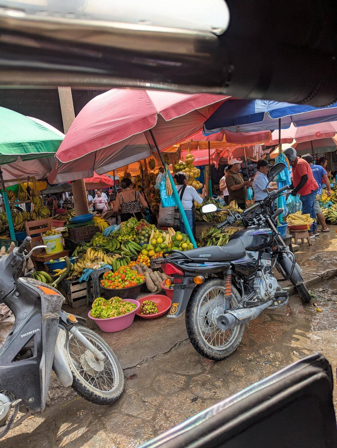 Markt in Leticia - obwohl es soooo viel Sau leckeres Obst gäbe, kommt davon (fast) nix auf den Tisch