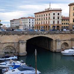 La piazza da lontano