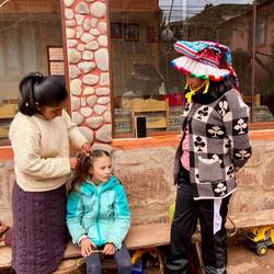 Miriam fait des tresses à Lou