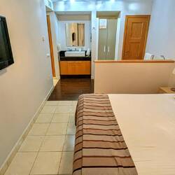 Schlafzimmer 2 mit TV + Badezimmer