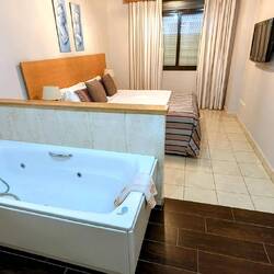 Schlafzimmer 2 mit Whirlpool + TV🤭