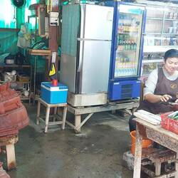 Rechts und links eine Wachsform.