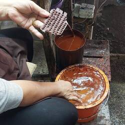 Muster auf die Wachsform machen.