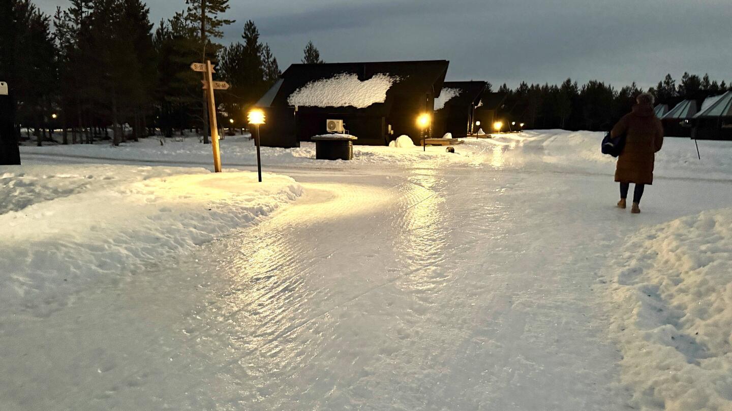 Morgens, auf dem Weg zum Frühstück, präsentiert sich der Fussweg als Eisbahn