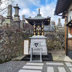 Grave site at Sengaku-ji Temple, renowned final resting place of the legendary Forty-seven Rōnin