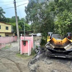 Abgestellte Strassenbaumaschine