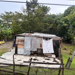 Zusammengeflickte Behausung