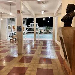 Blick in einen nächtlichen Schulhof