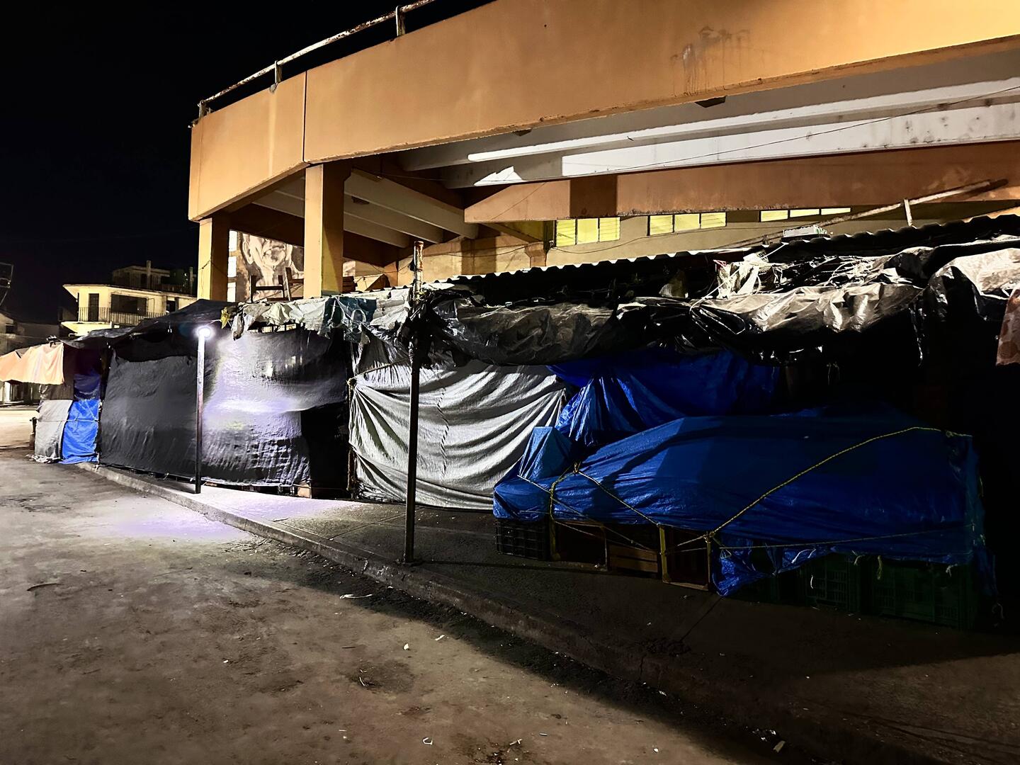 der benachbarte, nächtliche Früchte- und Gemüsemarkt