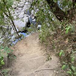 Der Weg runter auf natürlichen Treppen