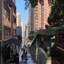 800m Rolltreppe mitten in der Stadt 🥸