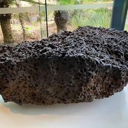 Mundrabilla Meteorit, gefunden 1966 in der Nullarbor Wüste (hier: 2500 kg von 5000 kg)