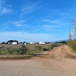 Die vielen Camper am südlichen Eingang zu Elea Beach