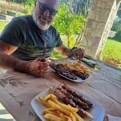 Souvlaki und Steak vom Holzkohlegrill