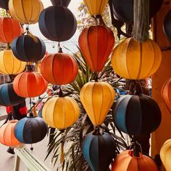 Laternen in allen Formen und Farben hängen in der ganzen Altstadt