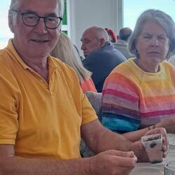 Grosser Mann - kleines Eisbecherle