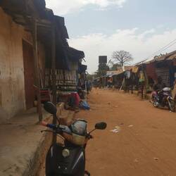 Ebenso diese Nebenstraße mit zahlreichen Geschäften