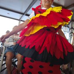 Faschingskostüm aus Krepp Papier