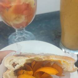 Pao com tucumã e suco de taperebá