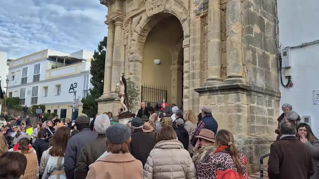 Die Statue von San Sebastian wird auf den Ochsenkarren gebracht