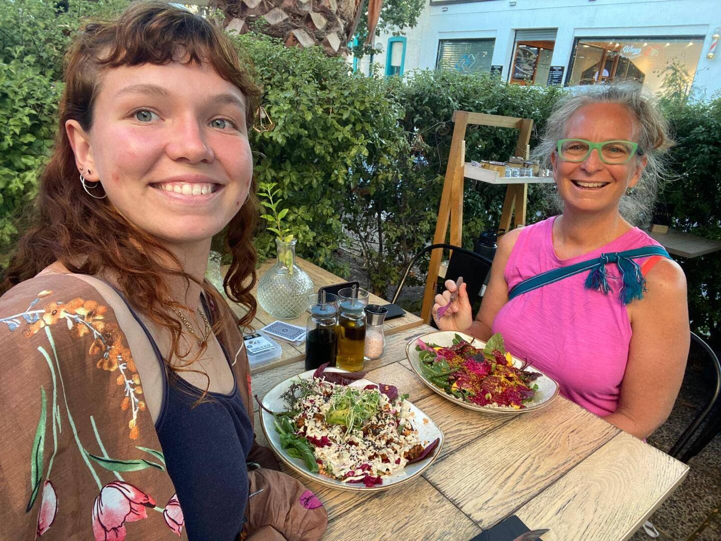 Delicious salads for dinner at the vegan 'Sapiens' on Avenida Italia