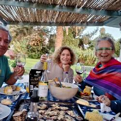 With Rodrigo and Marcela, eating sandy mussels 😂, salad, and massive corn from a roadside stall
