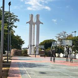 Denkmal dahinter vorne Basketballfelder