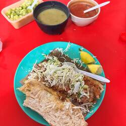 mein Nachtessen, Sandwich mit einer Art Kebab, dazu Sossen, die Gurken waren sehr scharf