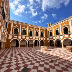 wieder ein Innenhof (Universität)
