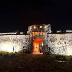 das Landtor, nachts beleuchtet