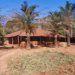 So wie dieses aus Lehmziegeln gebaute Haus, sehen hier die meisten in den Dörfern aus