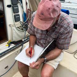 Hier wird gerade das Logbuch geschrieben.