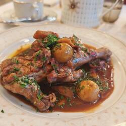 Петух по-бретонски в вине с каштанами