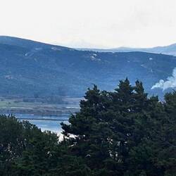 Im Hintergrund schneebedeckte Berge