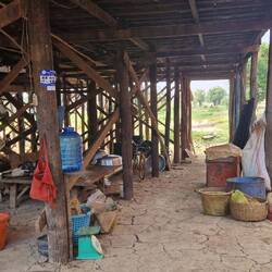 In der Trockenzeit leben die Bewohner auch unter ihren Häusern.