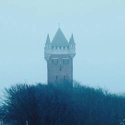 Wasserturm im Abendnebel