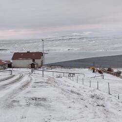 Fjord commençant à être pris par les glaces