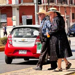 die Beiden sind anders gekleidet als normal - sah noch weitere Männer - Sekte?