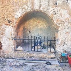 Daneben eine Gefangen-Bucht (sind die Knochen echt?)