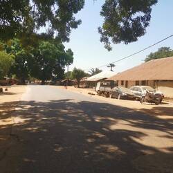 Eine Straße im weit gezogenen Canchungo