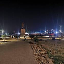 Der große Kreisverkehr mit Statue von Osvaldo Vieira wird von vielen Sportlern genutzt