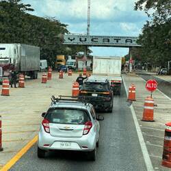 Staatsgrenze - mit Kontrollpunkt Polizei und Militär