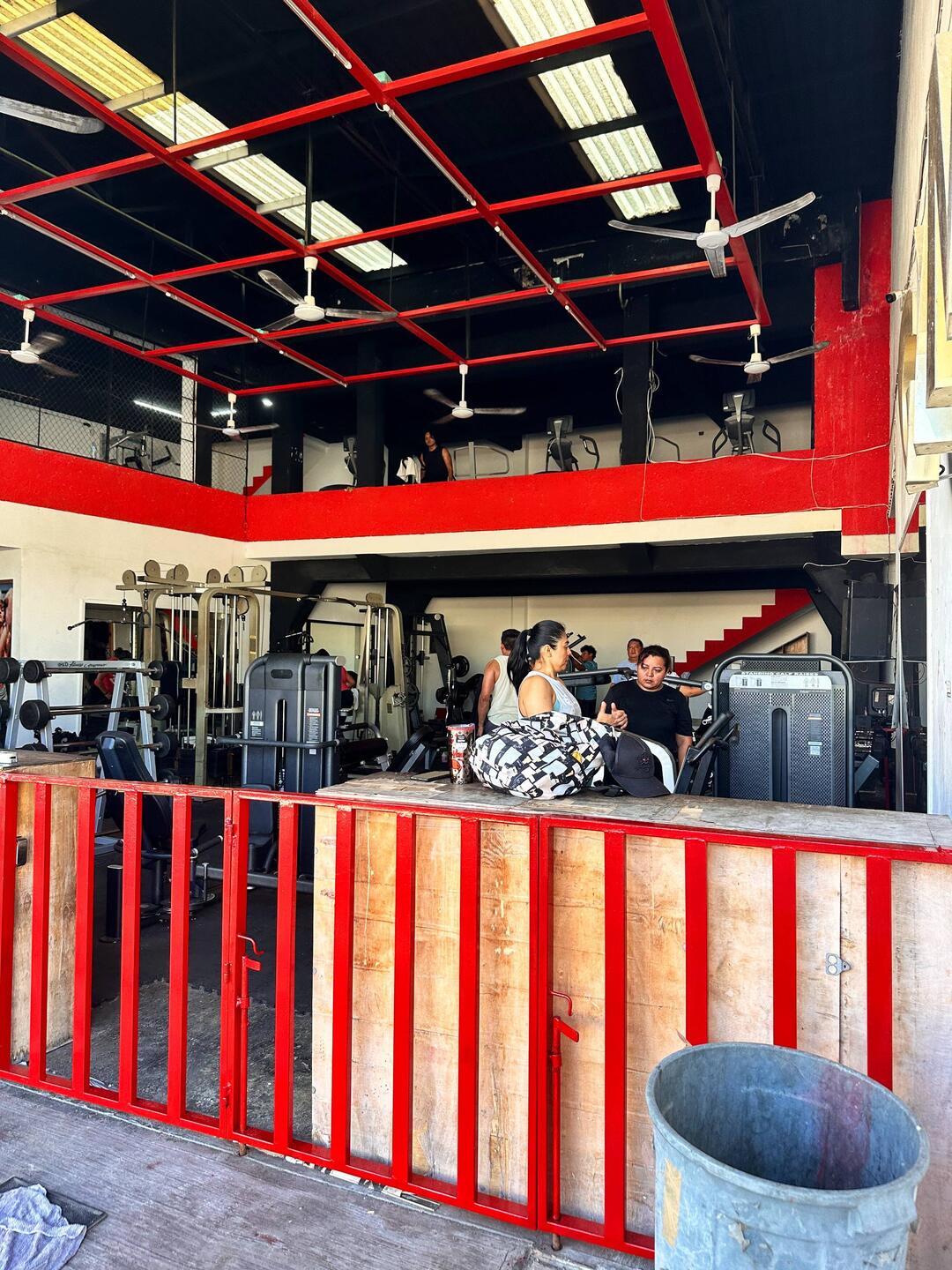 Gym in einer Garage - und Mädels am trainieren