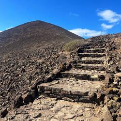 Steiniger Aufstieg auf den Montaña La Caldera